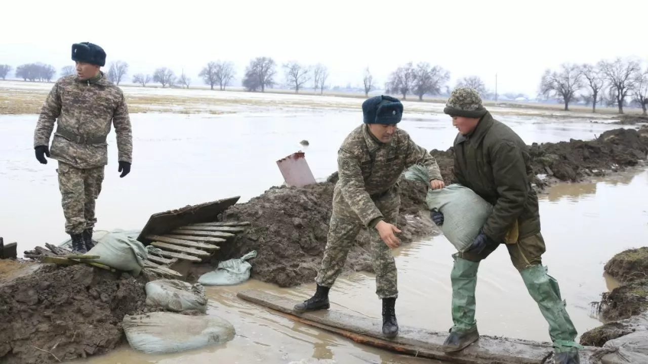 Жамбыл облысында тасқынға қарсы жұмыстарға қарулы күштердің қызметкерлері көмектесті