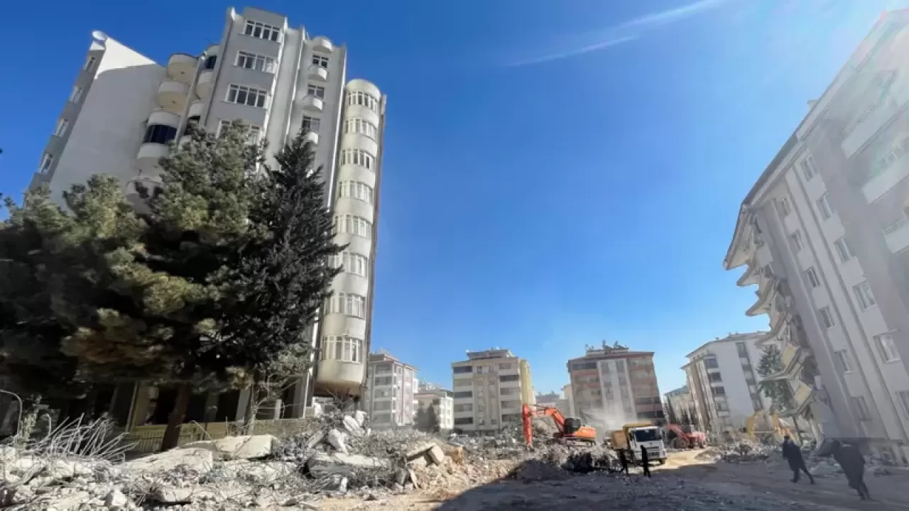 В Турции "из-за халатности при строительстве" рухнул жилой комплекс