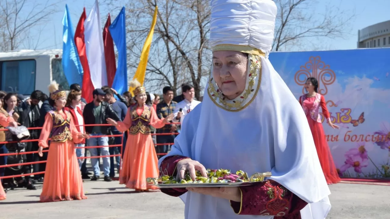 Когда наурыз в 2024 в россии. Шашу казахская традиция. Шашу фото. Шашу дети. Шашу картинка для детей.