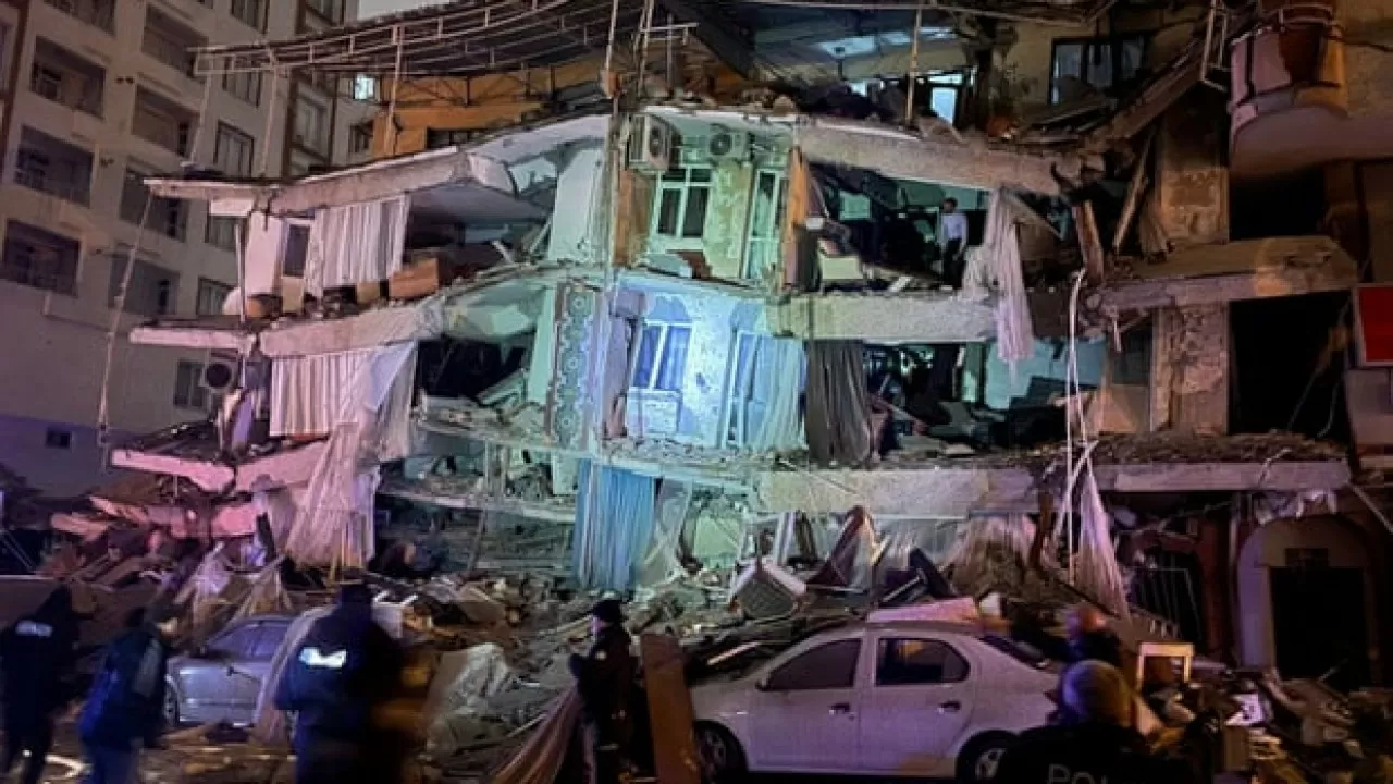 Землетрясение в Турции: 140 разрушенных зданий, более 50 погибших