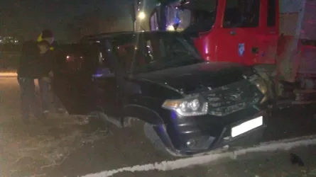 В Талдыкоргане на трассе столкнулись внедорожник и грузовик