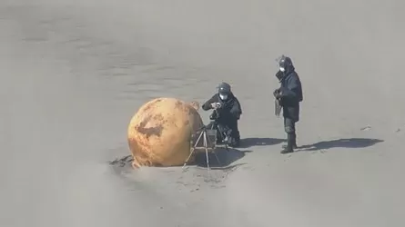 Большой металлический шар выбросило море на берег в Японии