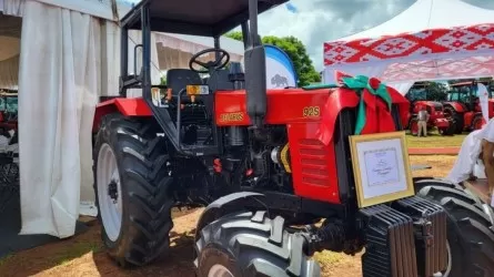 Беларусь президенті Александр Лукашенко әріптесіне трактор сыйлады