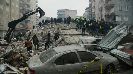 Казахстанские спасатели и медики вылетают в Турцию