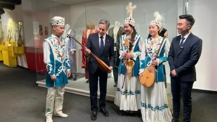 В Казахстане Блинкену сыграли на домбре