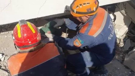 В Турции казахстанские спасатели извлекли из-под завалов тела 53 человек