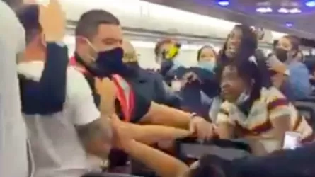 15 женщин подрались в салоне самолета