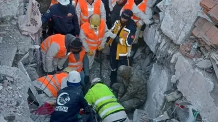 Еще троих вытащили живыми из-под завалов в Турции казахстанские спасатели