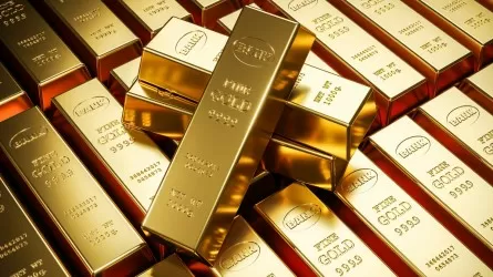 Золото дешевеет из-за ожиданий по ставке в США