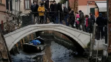 Венеция каналдарындағы су тартылып жатыр 