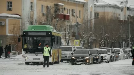 Движение автобусов сразу по пяти пригородным маршрутам приостановили в Атырау  