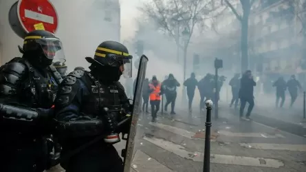 Более 1,3 млн протестующих вновь выступили против пенсионной реформы во Франции  