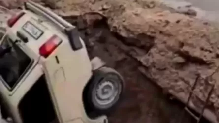 В Семее автомобиль провалился в большую яму