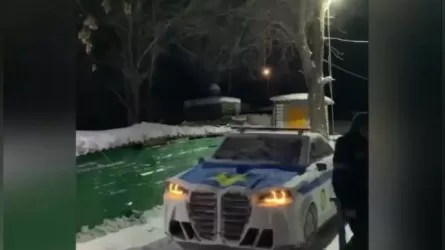 Полицейский автомобиль слепил из снега житель Уральска