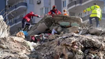 Спасатели Казахстана в Турции используют акустику для поиска живых людей