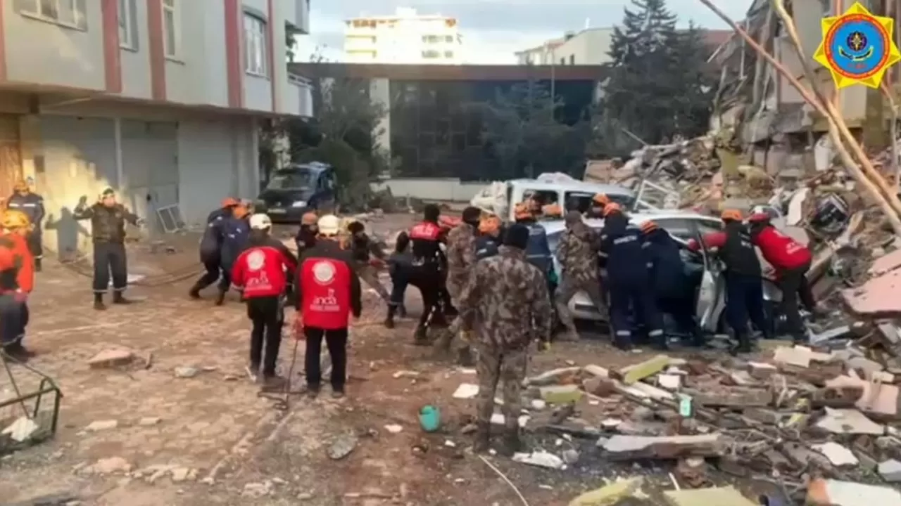 Казахстанские спасатели разбирают 6-этажку в Турции, которая вот-вот рухнет