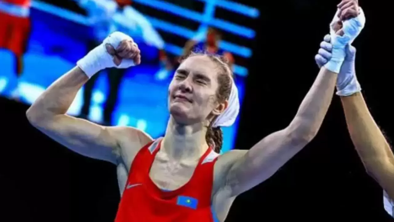 Казахстанка отправила в нокдаун соперницу на чемпионате мира по боксу