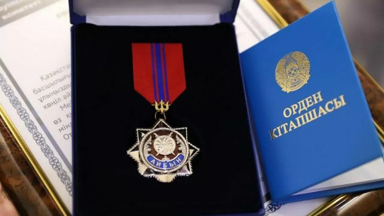 Токаев наградил двух полицейских орденами