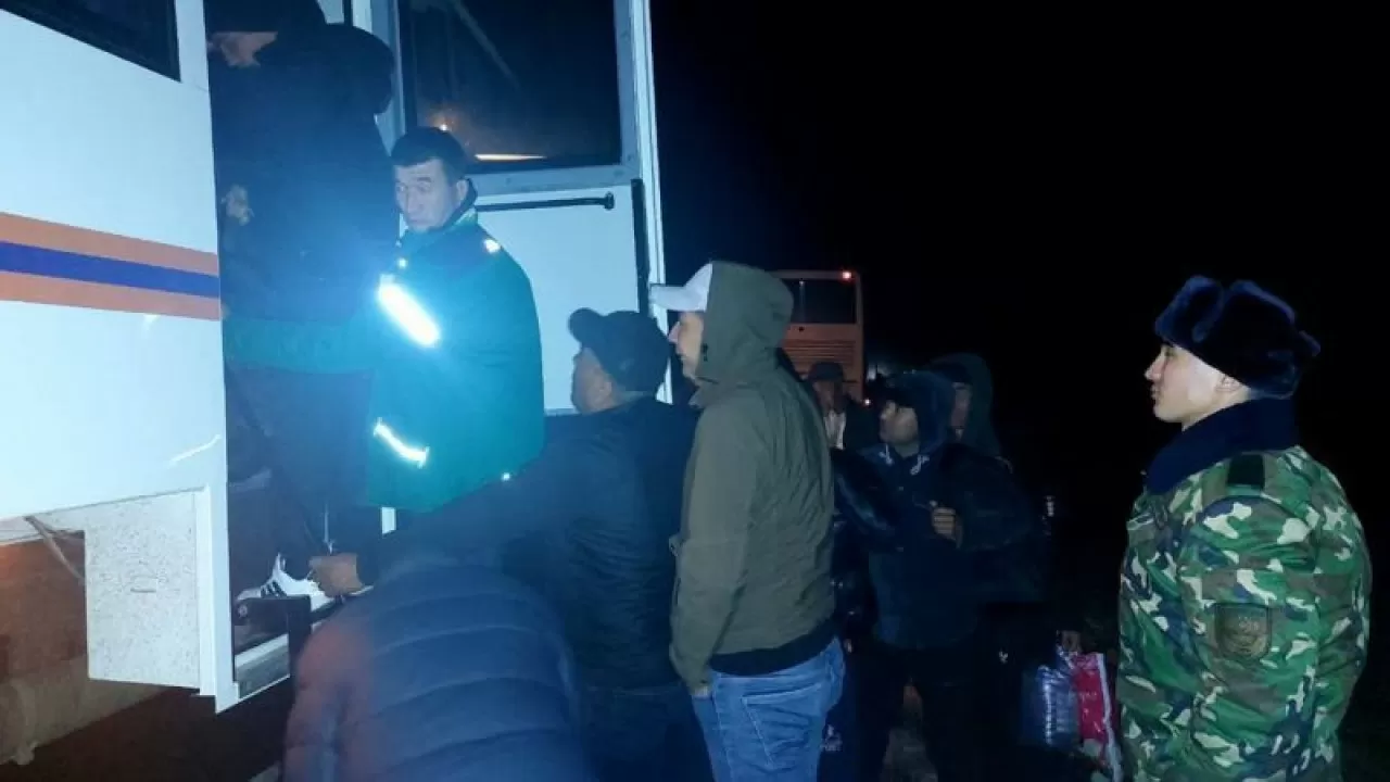 Ақтөбеде құтқарушылар жолда қалған 63 өзбекстандықты эвакуациялады