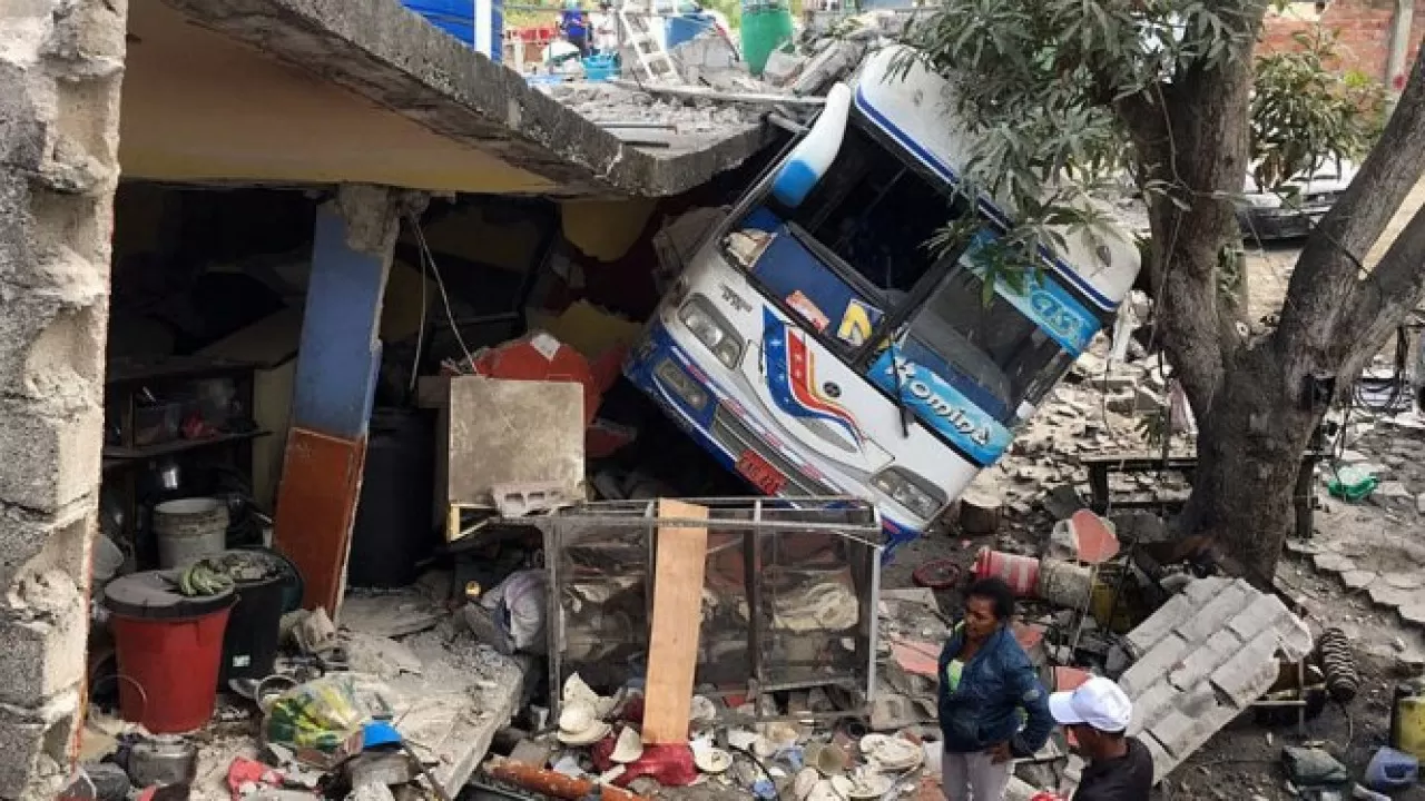 13 человек погибли в результате мощного землетрясения в Эквадоре