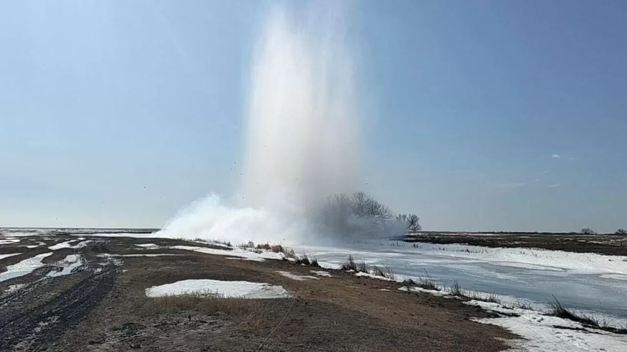 В Костанайской области продолжают взрывать водоемы