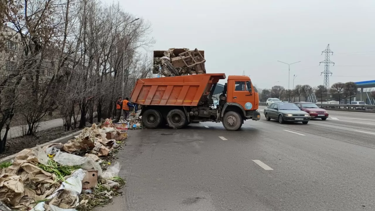 Алматыда мерекеде гүл сатқандар қоқысты көшеге тастап кеткен