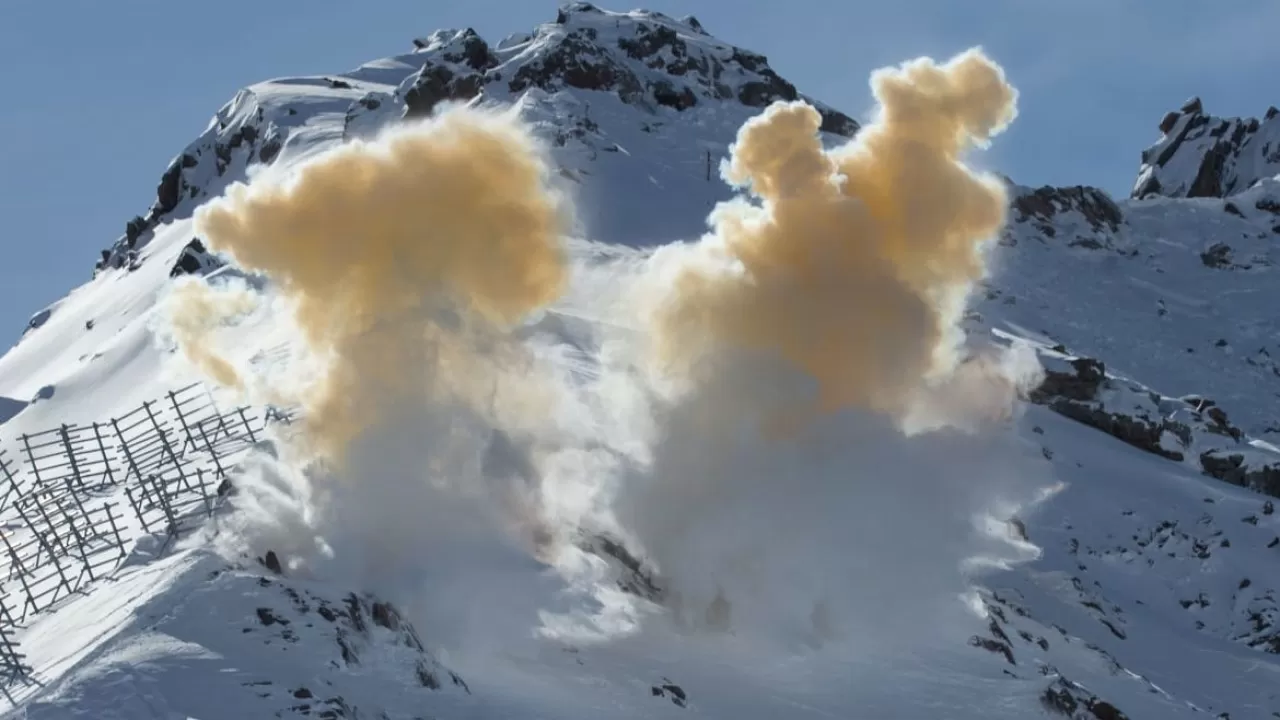 ВКО спустили лавины объемом 6,8 тысячи кубометров