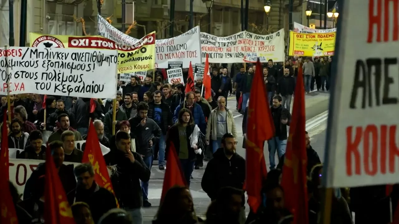 Массовые протесты прошли в Греции после крушения поездов