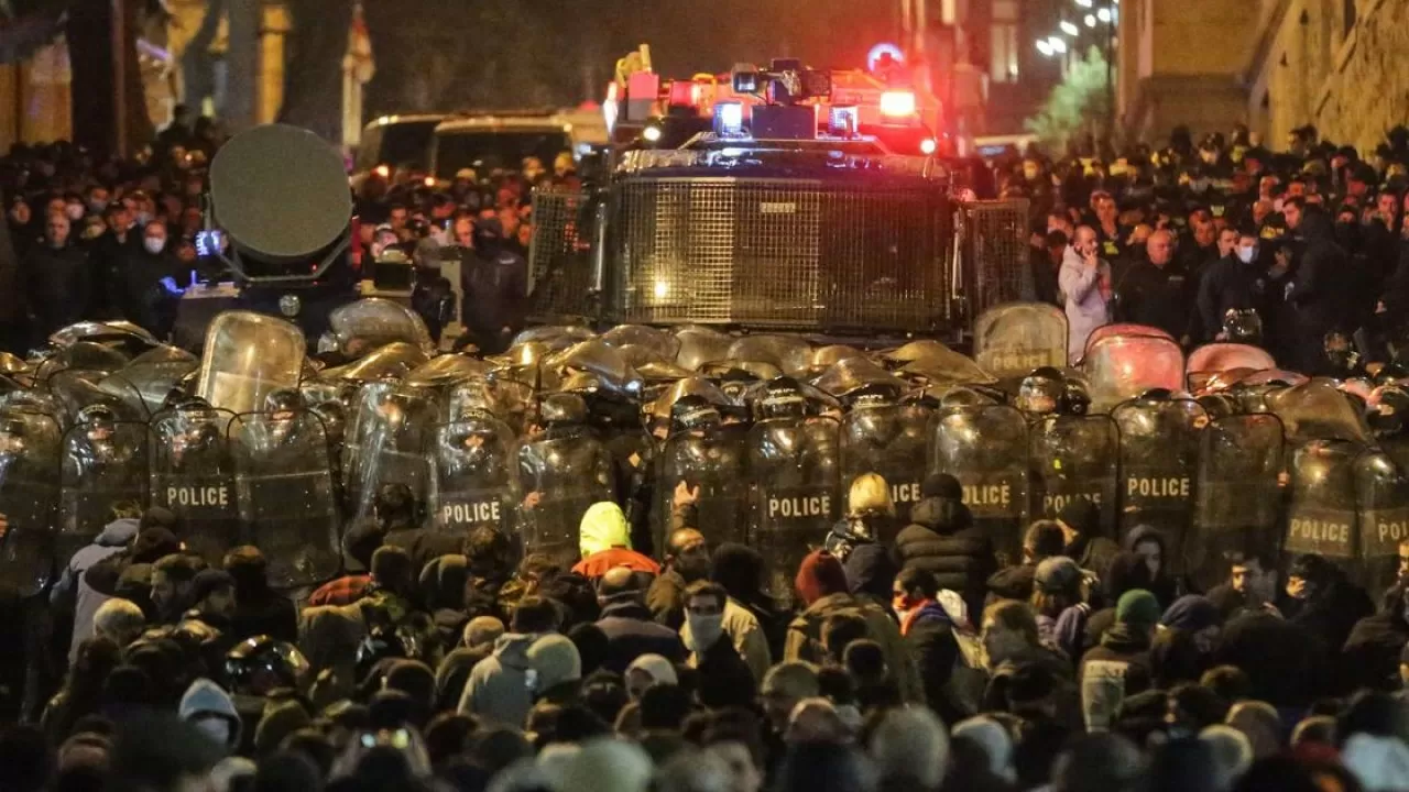 Тбилисиде полиция наразылық акциясына қатысушыларды ұстай бастады