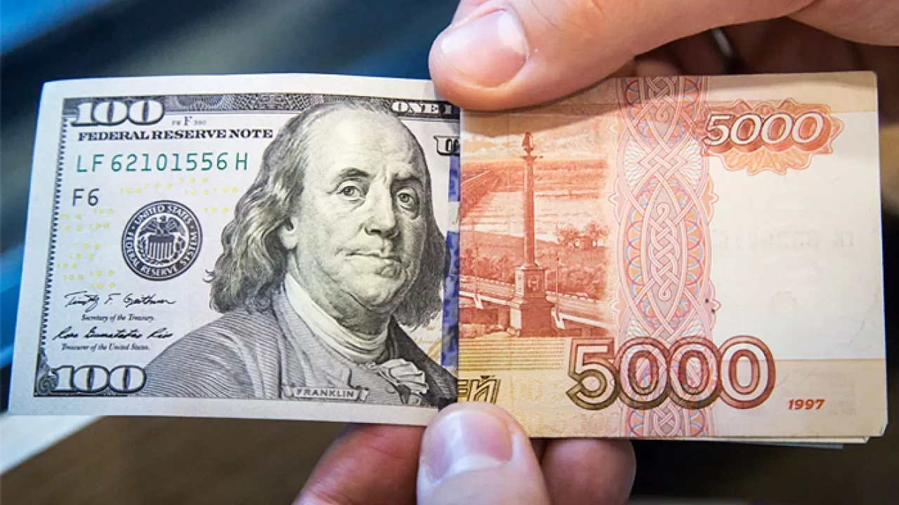 Рубль подорожал к доллару