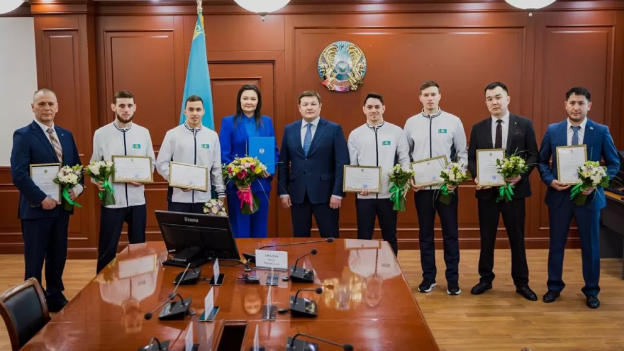 Асхат Оралов гимнастарға Президенттің құттықтау хатын табыстады