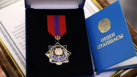 Токаев наградил двух полицейских орденами
