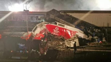 16 человек погибли в Греции в результате столкновения поездов