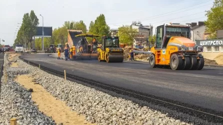 В Павлодаре начали ремонтировать дороги "холодным" MAC-асфальтом