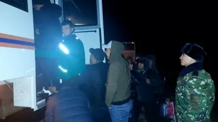 Ақтөбеде құтқарушылар жолда қалған 63 өзбекстандықты эвакуациялады
