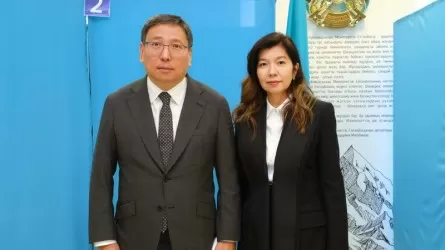 Аким Алматы проголосовал вместе с женой