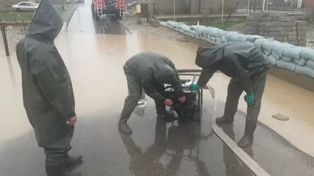 Почти 6 тысяч кубометров воды откачали с подтопленных улиц Шымкента