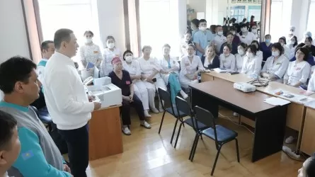Кандидаты в депутаты от партии AMANAT ответили на вопросы сотрудников третьей поликлиники Петропавловска