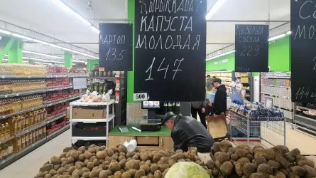 В актюбинских супермаркетах цены замерли, но на рынках пошли в рост
