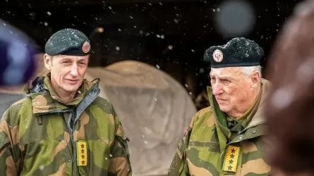 Норвегия королі Ресеймен шекарадағы әскери қызметкерлермен кездесті