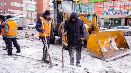 Елорданың коммуналдық қызметтері қаланы қар мен мұздан тазартуда