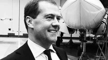 Суду в Гааге Медведев грозит сверхзвуковой ракетой
