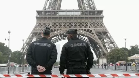 В Париже закрыли Эйфелеву башню