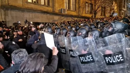 Многотысячные протесты прошли в Грузии из-за закона об иноагентах