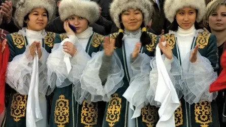 Чиновники Туркестанской области пришли на работу в национальных костюмах