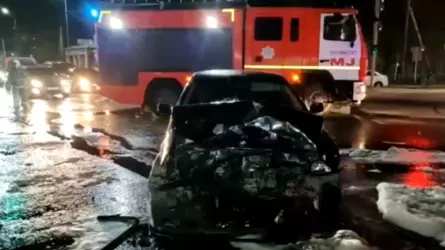 В Шымкенте в результате ДТП сгорел Lexus