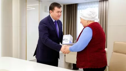 «Жүрек жылуы» акциясы: астаналық Гүлжахан Сыдықоваға Мемлекет басшысының атынан сыйлық табысталды