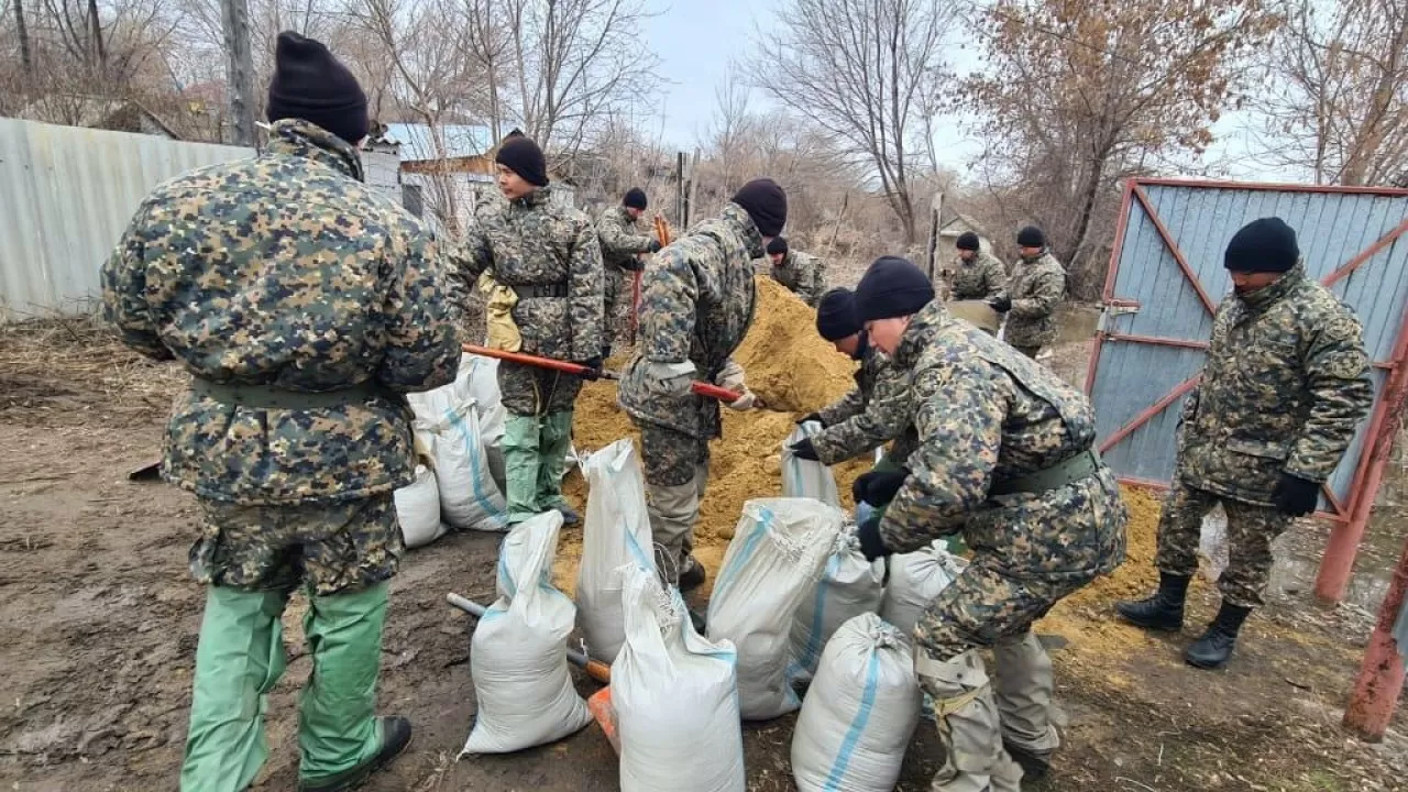 Су тасқыны: Ақтөбе облысында құм толтырылған қаптарды төсеу жұмыстары жүргізіліп жатыр