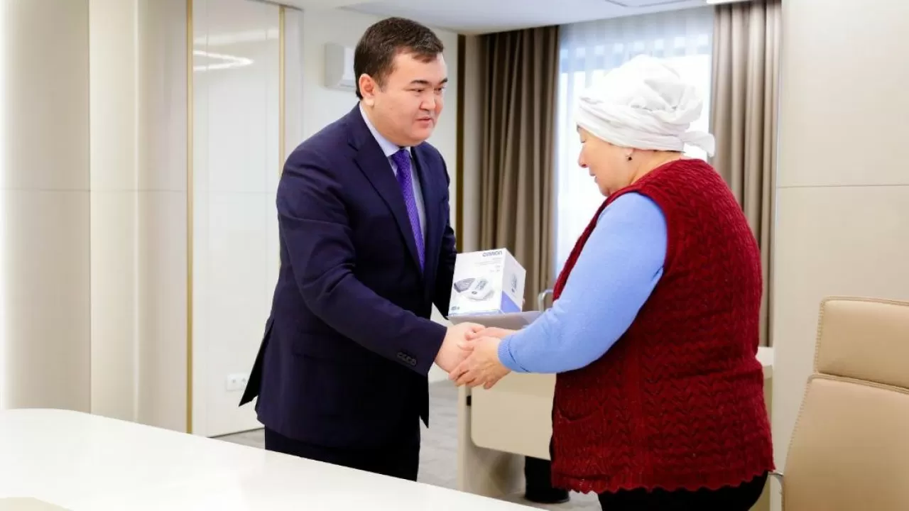 "Жүрек жылуы" акциясы: астаналық Гүлжахан Сыдықоваға Мемлекет басшысының атынан сыйлық табысталды