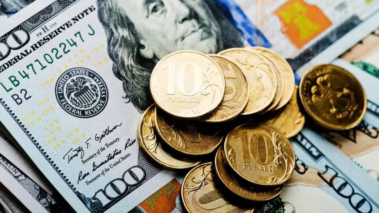 Курс рубля в России падает до 80 рублей за доллар